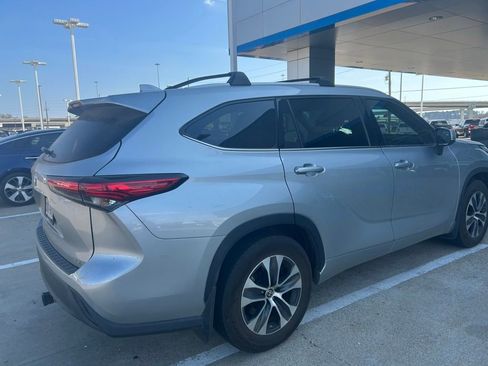 Used 2022 Toyota Highlander XLE image 5