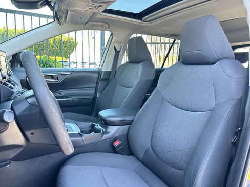 Used 2020 Toyota RAV4 XLE w/ Convenience Package AWD/4WD image 5