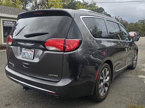 Used 2020 Chrysler Pacifica Limited image 3