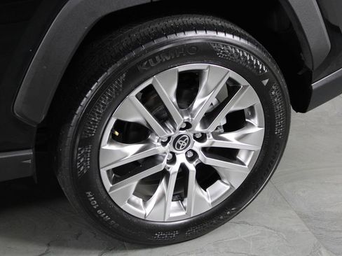 Used 2021 Toyota RAV4 XLE Premium image 12