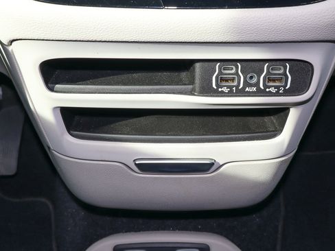 Used 2021 Chrysler Pacifica Touring image 25