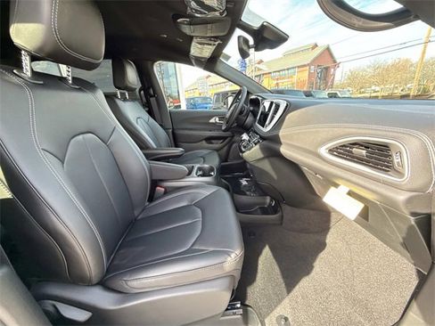 New 2026 Chrysler Pacifica Select image 32