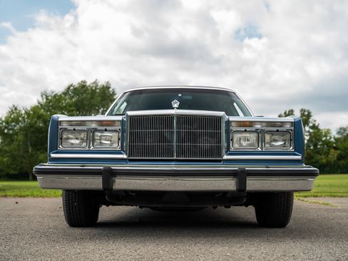 Used 1988 Chrysler Fifth Avenue RWD image 4