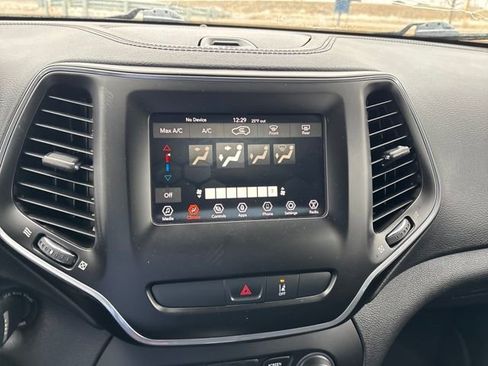 Used 2021 Jeep Cherokee Latitude w/ Mopar Interior Package AWD/4WD image 19