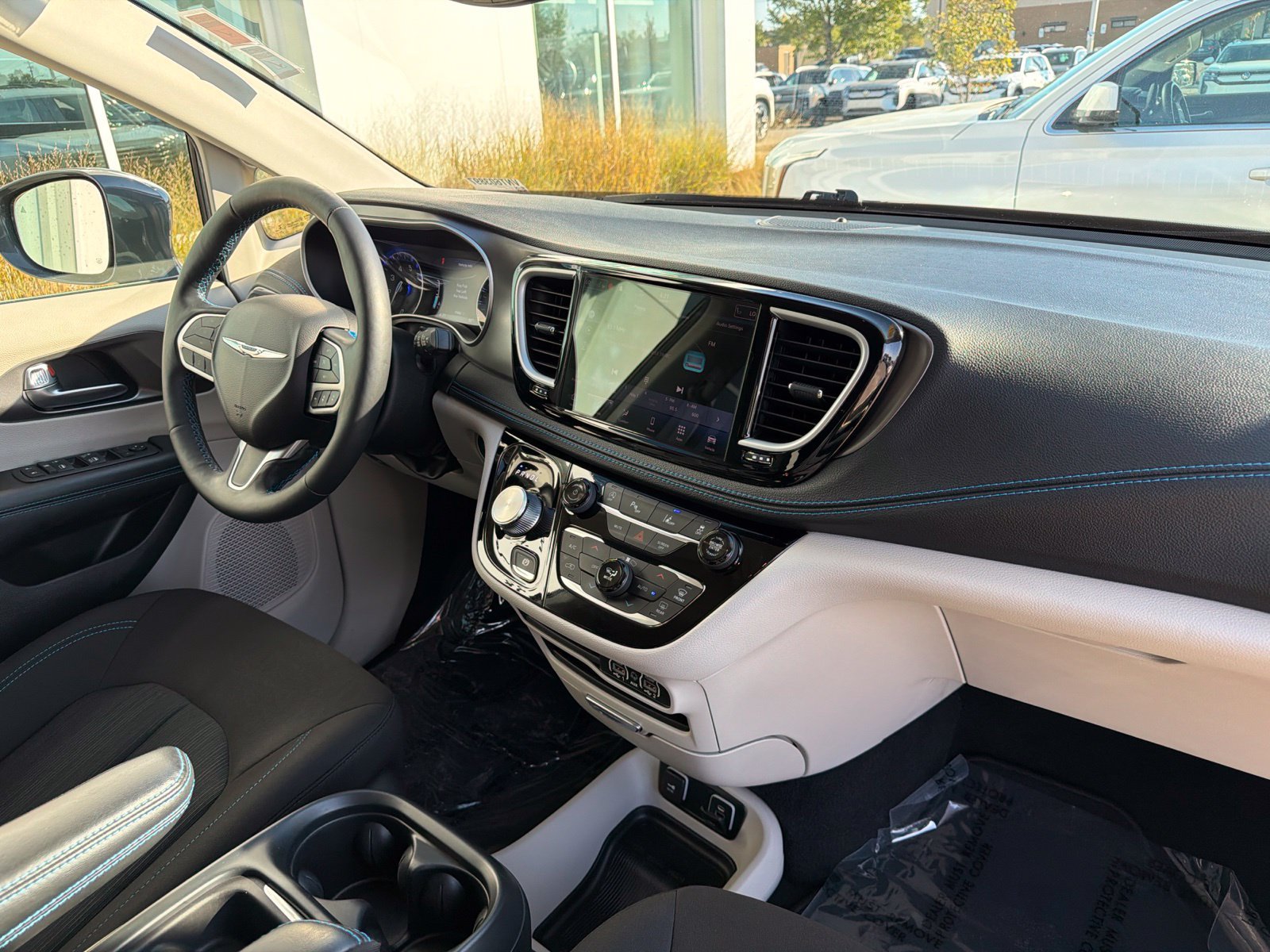Used 2021 Chrysler Pacifica Touring w/ Cold Weather Group FWD image 53