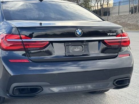 Used 2017 BMW 750i image 7