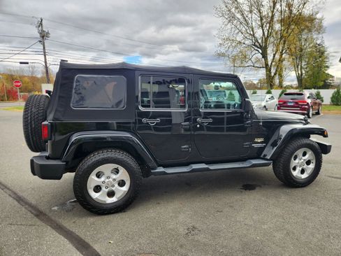 Used 2015 Jeep Wrangler Unlimited Sahara w/ Connectivity Group AWD/4WD image 17