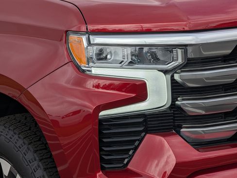 Used 2023 Chevrolet Silverado 1500 High Country w/ Z71 Off-Road Package AWD/4WD image 5