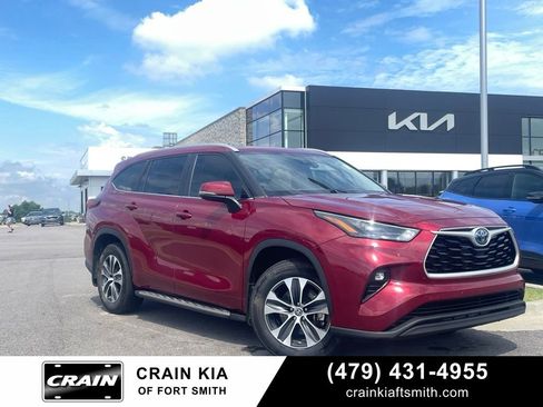 Used 2023 Toyota Highlander XLE FWD image 1