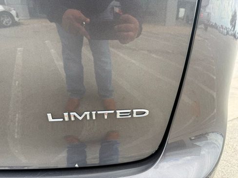 Used 2023 Chrysler Pacifica Limited FWD image 17