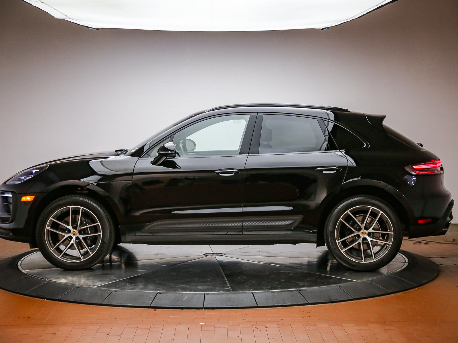 Certified 2026 Porsche Macan AWD/4WD image 2