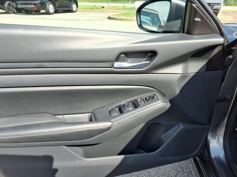 Certified 2025 Nissan Altima 2.5 SV FWD image 3