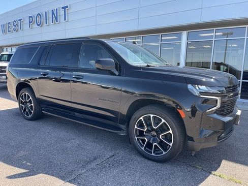 Used 2023 Chevrolet Suburban RST image 2