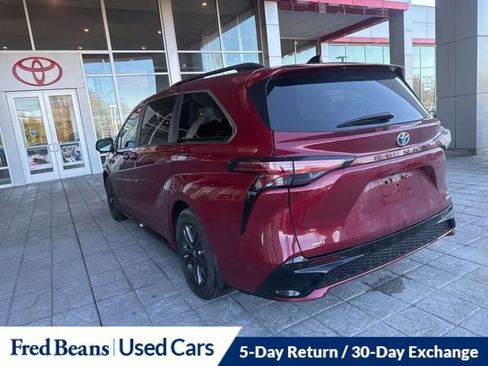 Used 2024 Toyota Sienna XSE w/ XSE Plus Package image 8
