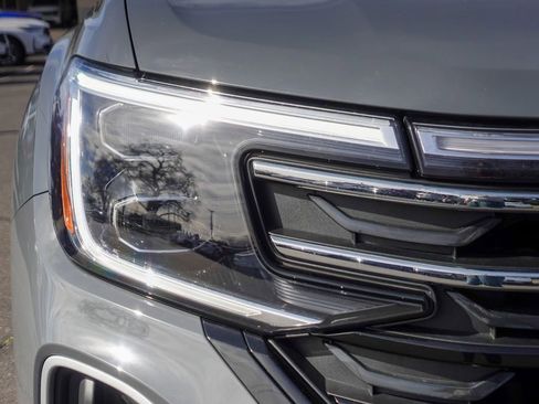 Used 2025 Volkswagen Atlas Peak Edition SE image 3