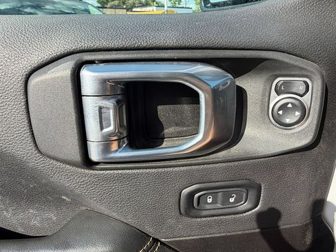 Used 2025 Jeep Wrangler Unlimited Sahara AWD/4WD image 18