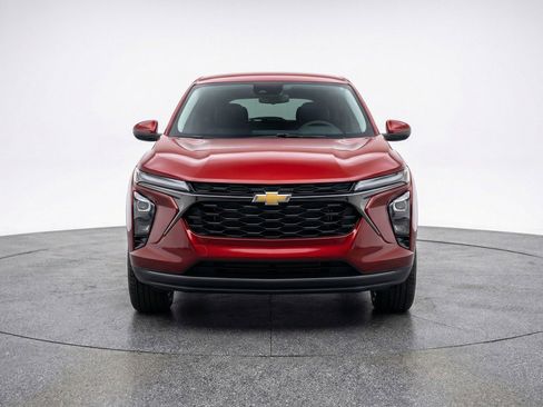 Used 2025 Chevrolet Trax LT FWD image 2