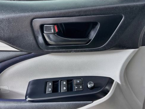 Used 2018 Toyota Highlander LE FWD image 20