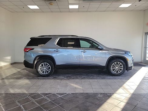 Used 2023 Chevrolet Traverse LT image 3