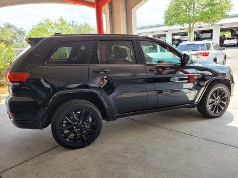 Certified 2022 Jeep Grand Cherokee Laredo X AWD/4WD image 13