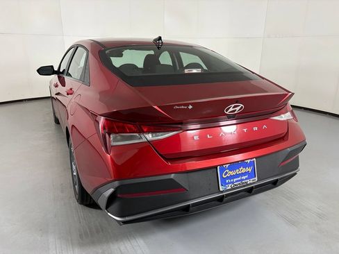 Used 2024 Hyundai Elantra SEL FWD image 6