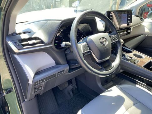 Used 2022 Toyota Sienna XLE w/ XLE Plus Package FWD image 2