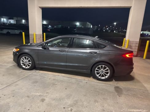 Used 2020 Ford Fusion SE image 10