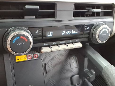 Certified 2025 Toyota Tacoma SR5 AWD/4WD image 18