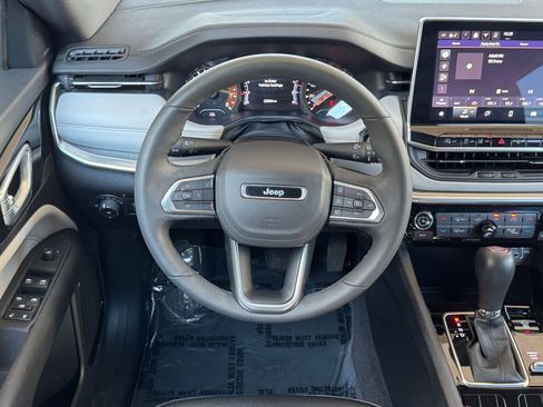 Used 2025 Jeep Compass Limited image 29