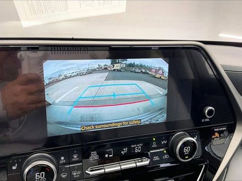 Used 2023 Toyota Highlander XLE AWD/4WD image 24