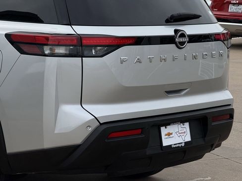 Used 2025 Nissan Pathfinder SV image 6