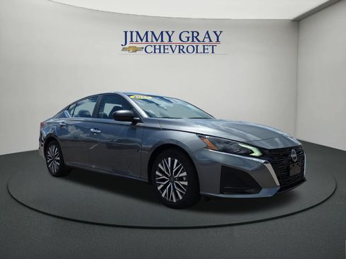 Used 2025 Nissan Altima 2.5 SV FWD image 7