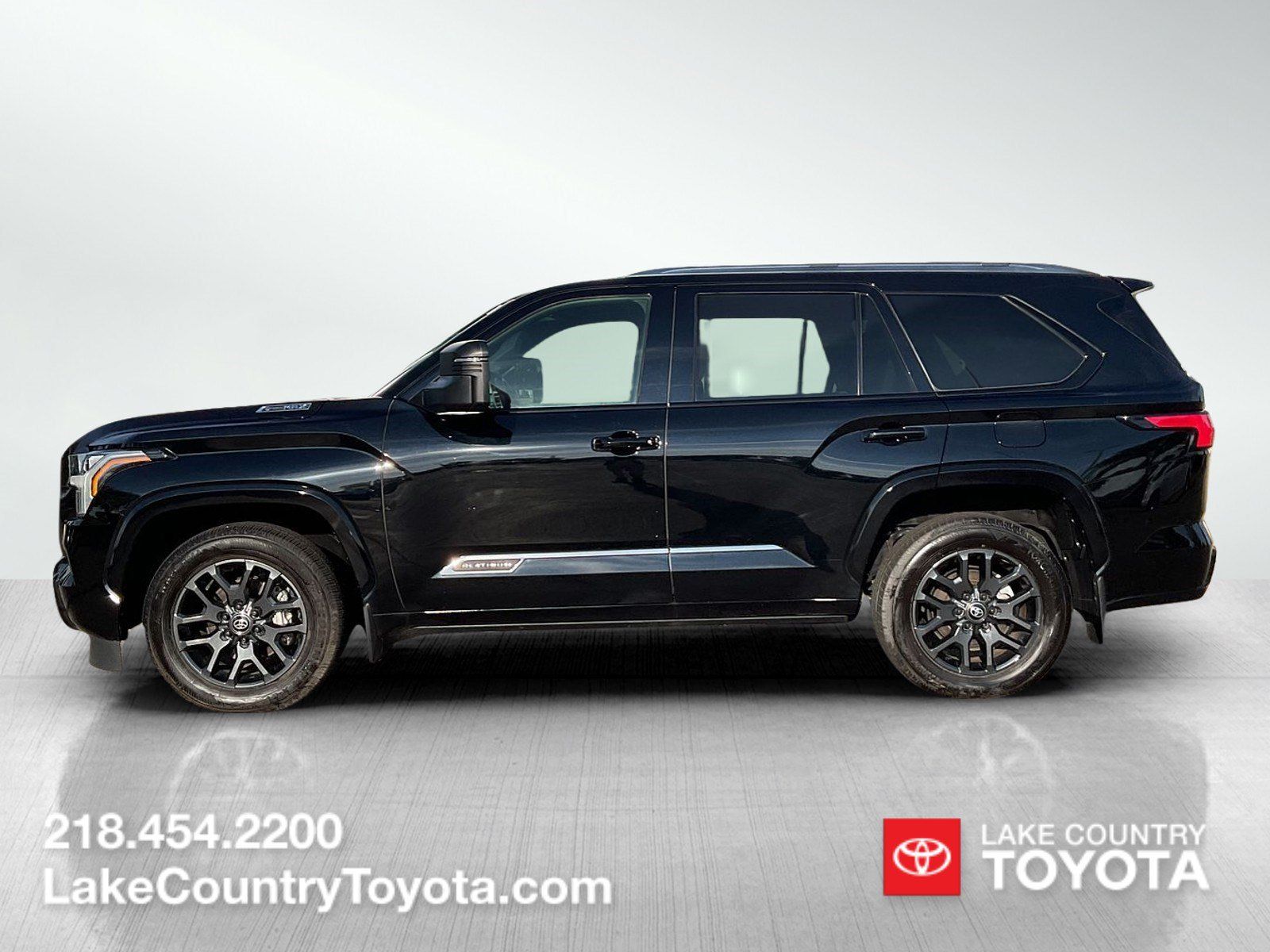 Used 2025 Toyota Sequoia Platinum AWD/4WD image 2