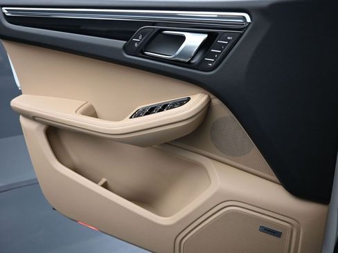 Certified 2025 Porsche Macan AWD/4WD image 26