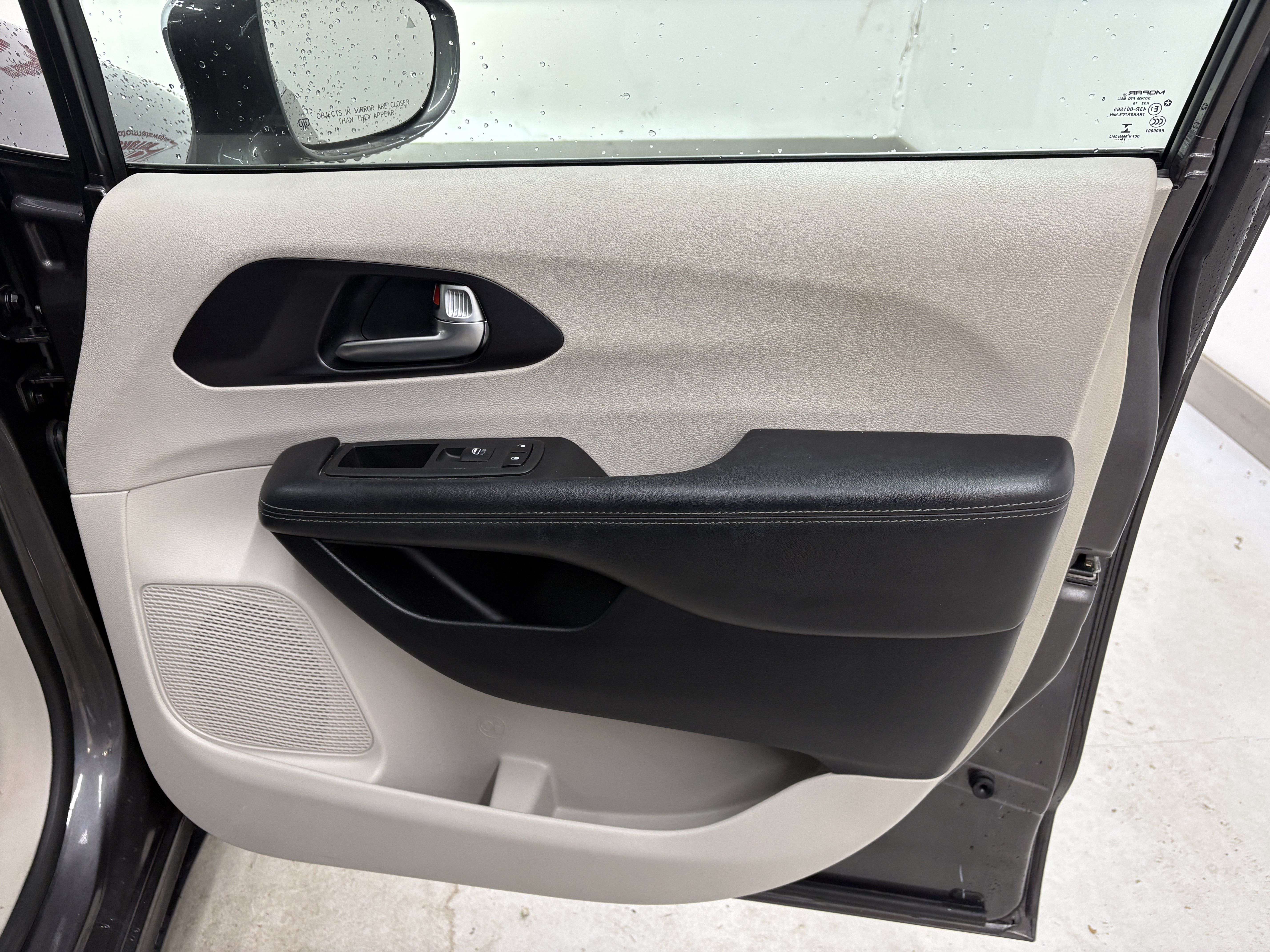 Used 2020 Chrysler Pacifica Limited w/ Advanced Safetytec Group FWD image 30