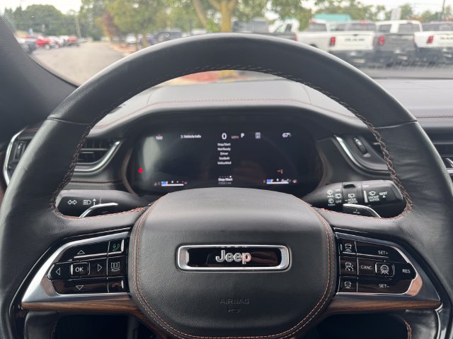 Used 2025 Jeep Grand Cherokee Summit AWD/4WD image 23