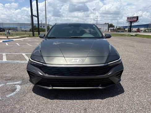 Used 2025 Hyundai Elantra SE FWD image 8