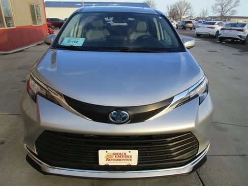 Used 2023 Toyota Sienna XLE image 4
