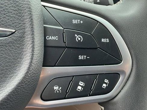 Used 2023 Chrysler Pacifica Limited FWD image 31