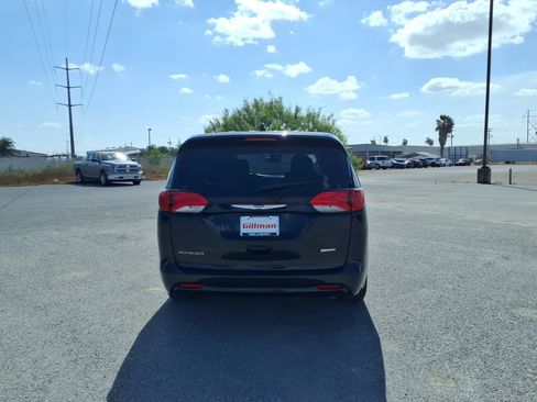 Used 2023 Chrysler Voyager LX FWD image 7
