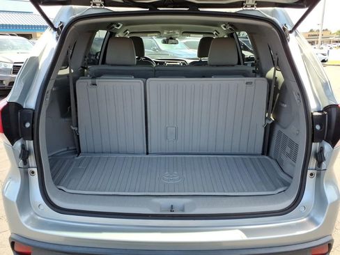 Used 2019 Toyota Highlander LE AWD/4WD image 27