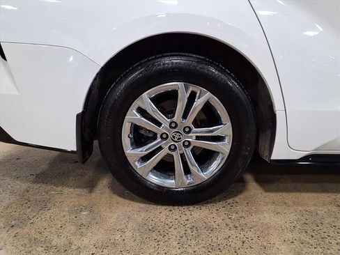 Used 2023 Toyota Sienna XSE w/ XSE Plus Package image 9
