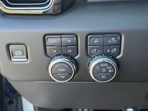 Used 2025 GMC Sierra 1500 AT4 w/ AT4 Premium Package AWD/4WD image 34
