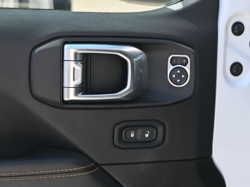 Used 2025 Jeep Wrangler Unlimited Sahara AWD/4WD image 15