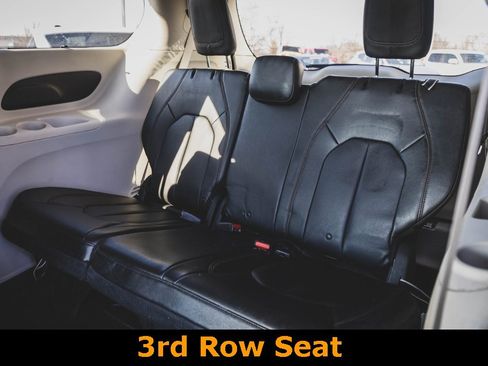 Used 2019 Chrysler Pacifica Touring-L image 24