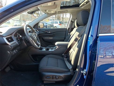 Certified 2023 GMC Acadia SLE w/ Driver Convenience Package image 11