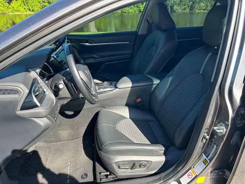 Used 2018 Toyota Camry SE w/ Convenience Package FWD image 15