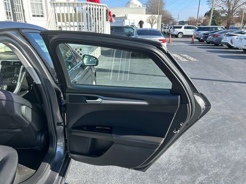 Used 2014 Ford Fusion SE image 22