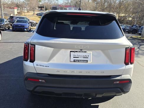 Used 2022 Kia Sorento LX image 4