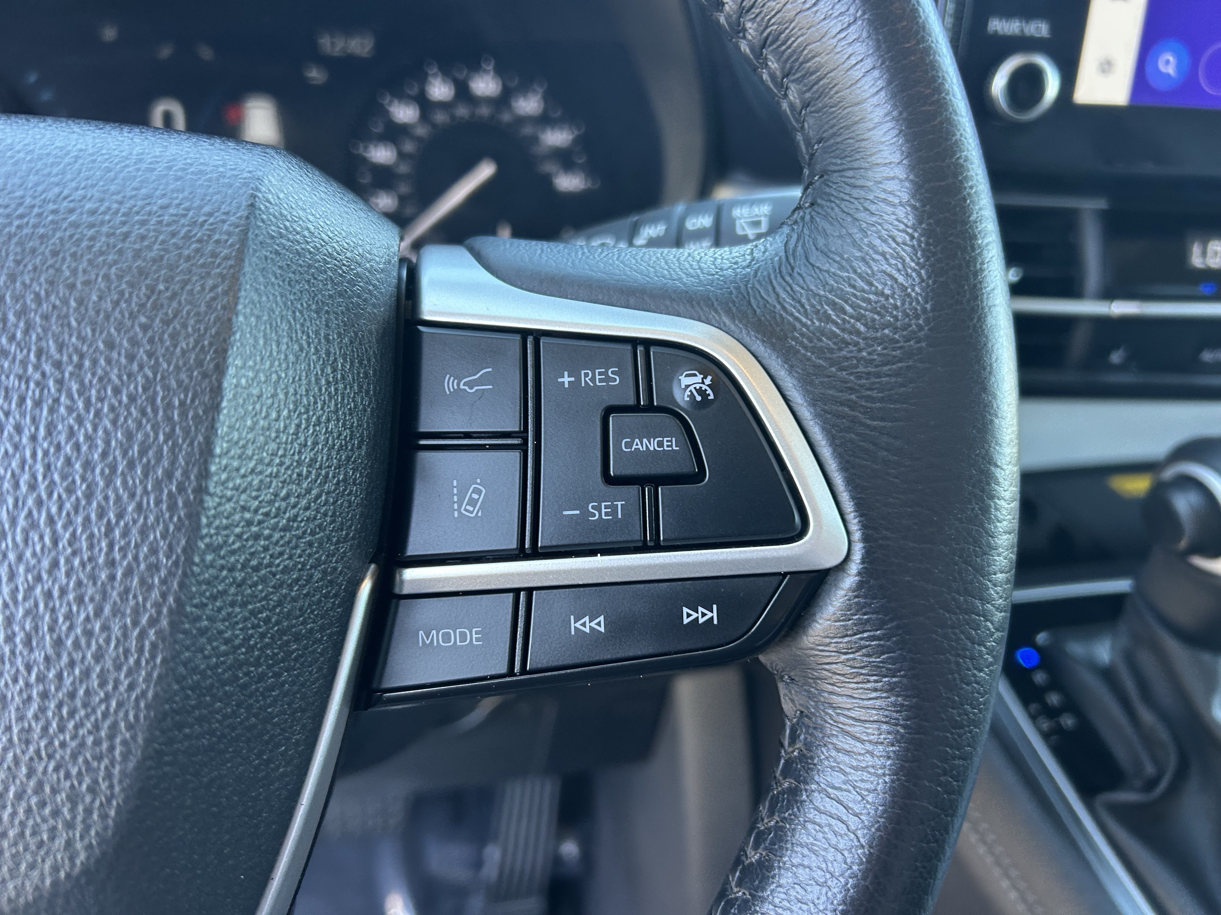 Certified 2025 Toyota Sienna XLE FWD image 27